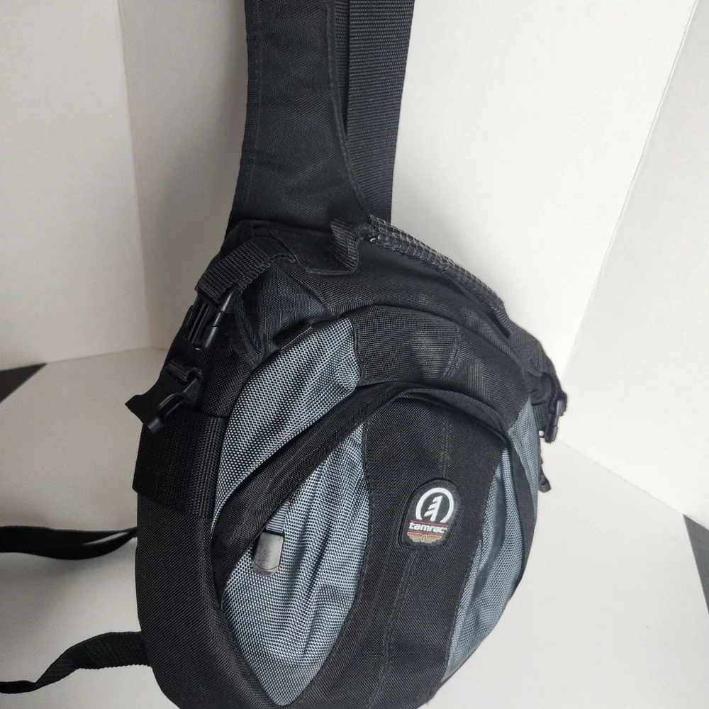 Tamrac 5767 Velocity 7x Sling Pack Camera Bag Black Gray DSLR Messenger